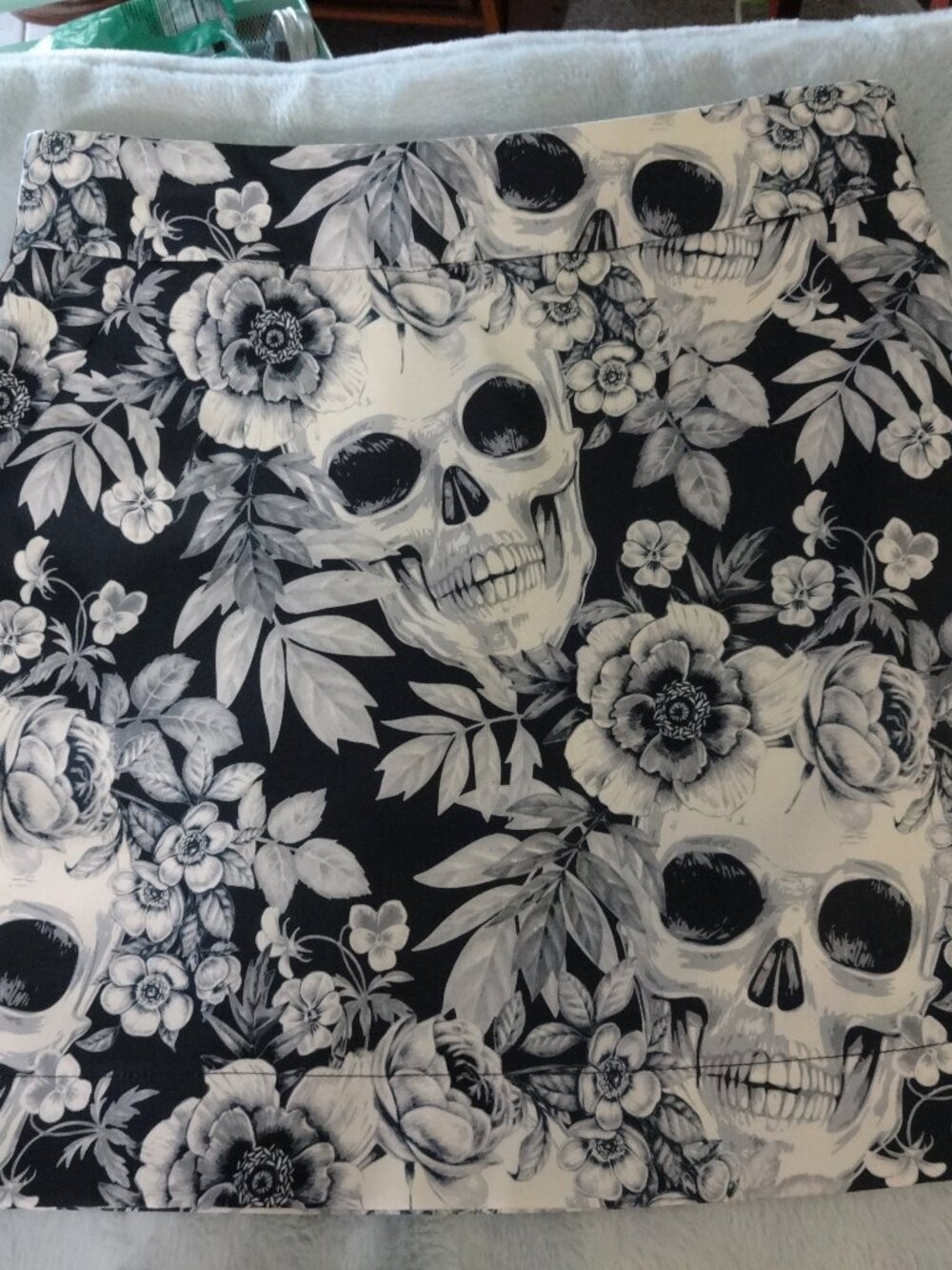 loudmouth skull rose skort